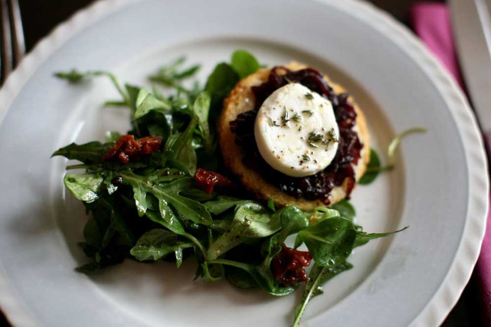 Photo for the article Vegetable salad with grilled goat cheese and onion marmalade